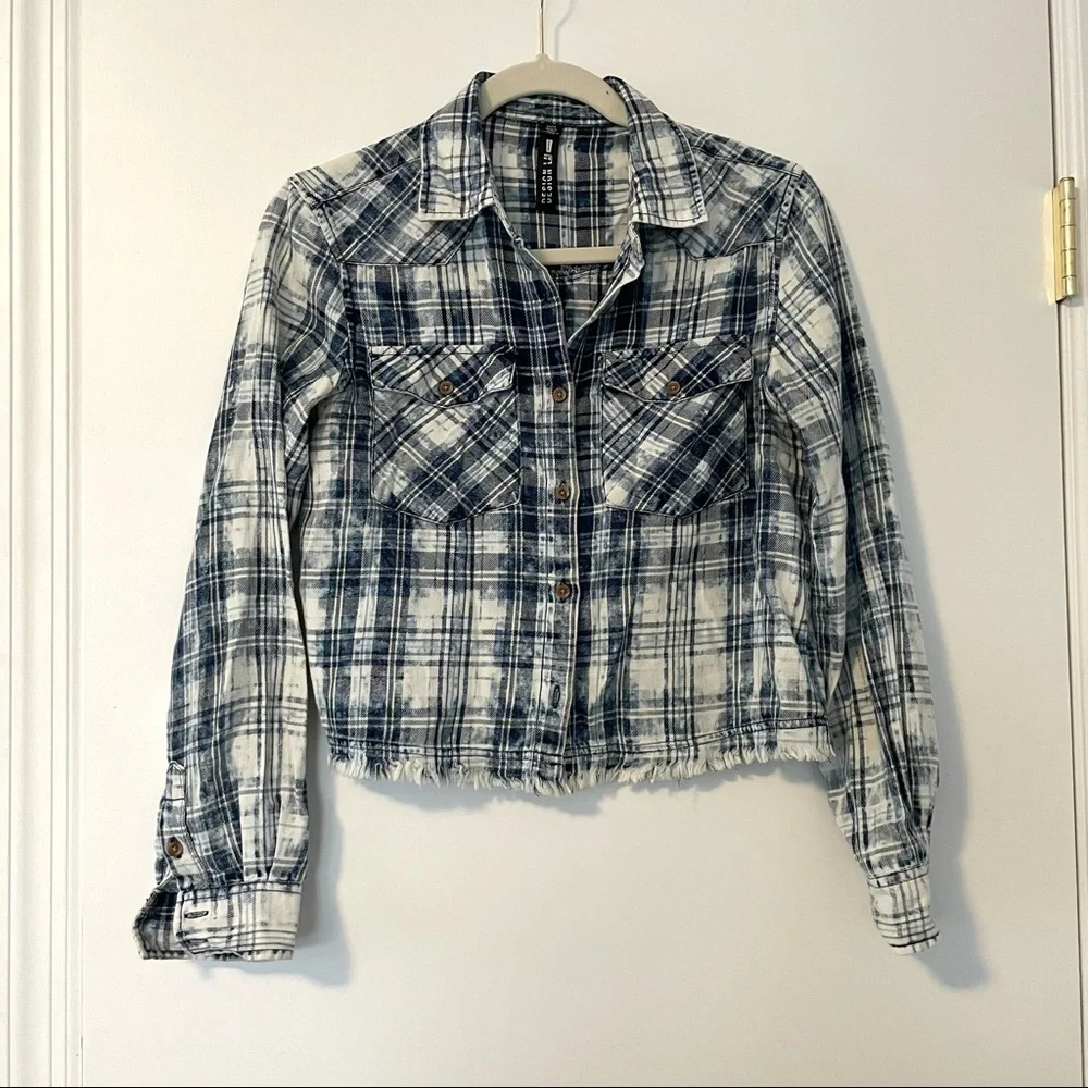Design Lab Cropped Button Down Top - Picture 2 of 5